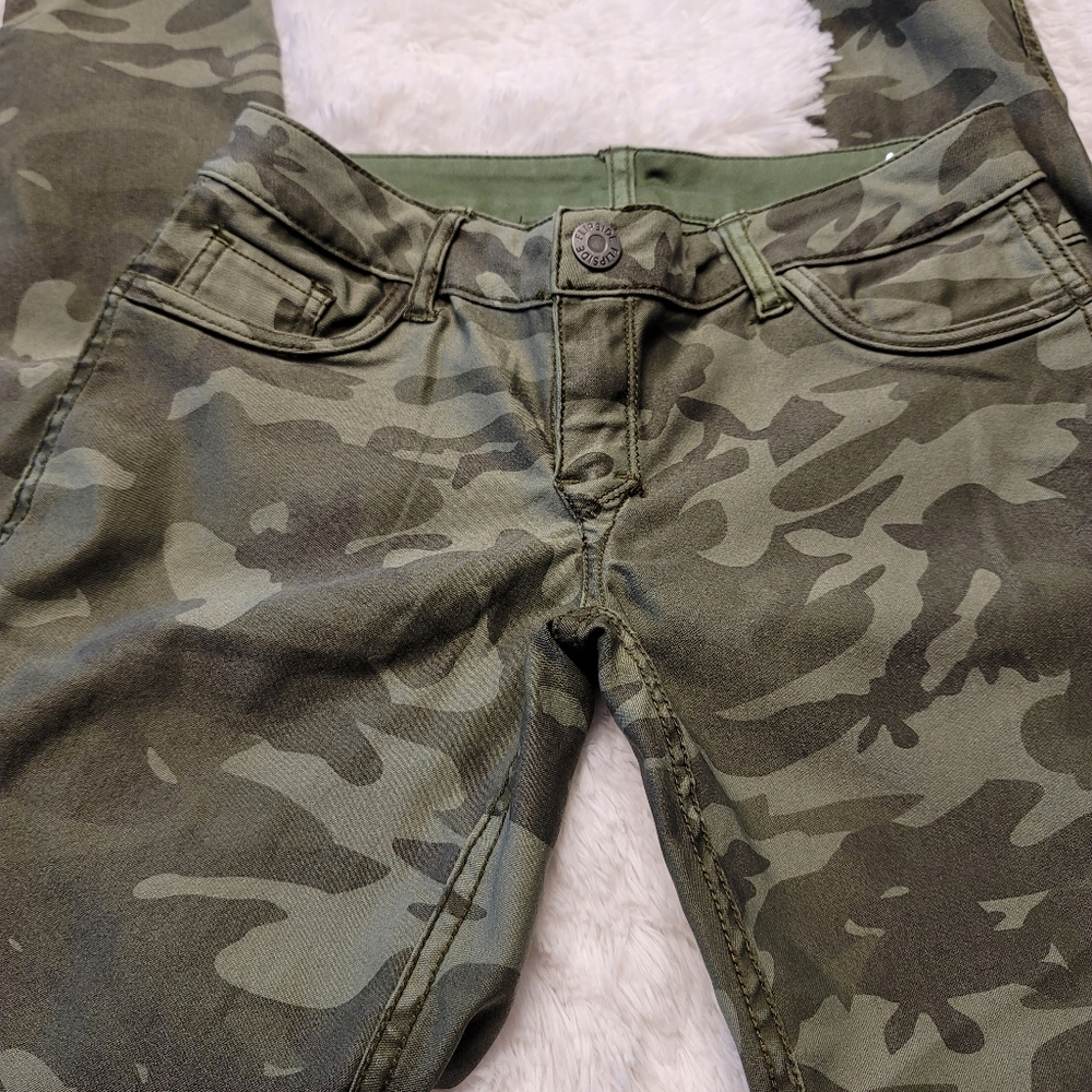 Flip Side Reversible Camo on one side Solid Green on the other. W 30 R 7 L 29 - Picture 5 of 9